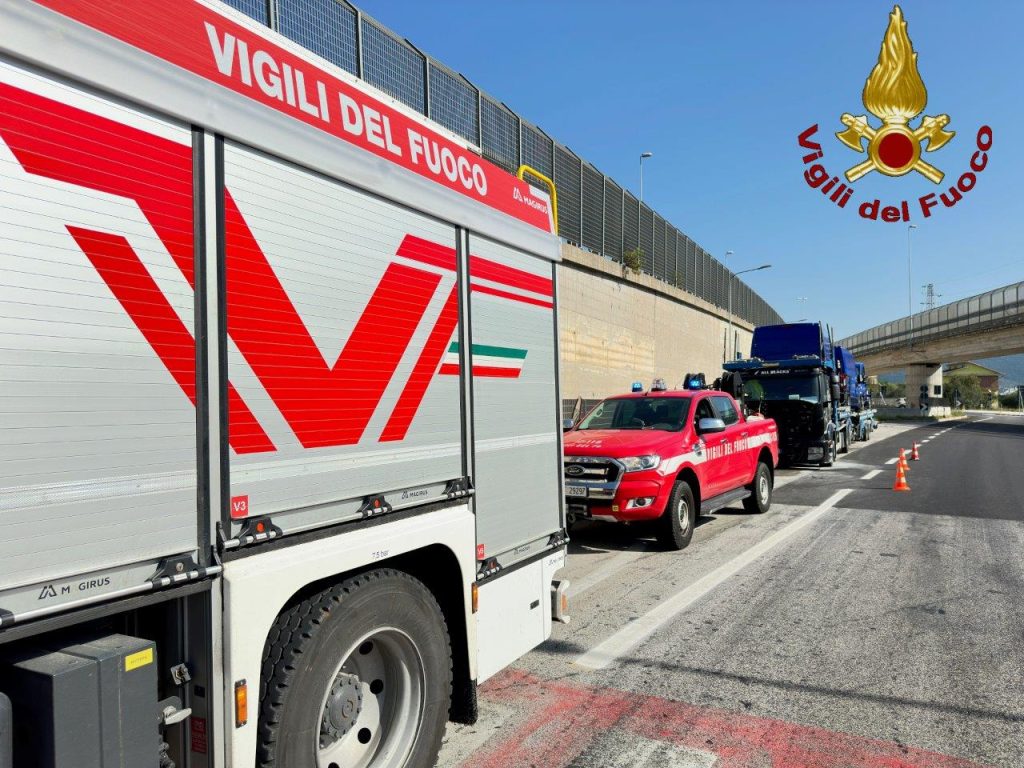 Bisarca in fiamme per surriscaldamento freni 3 NPEC9295
