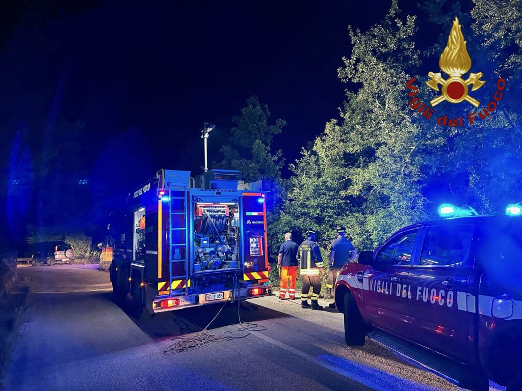 Auto si ribalta, illesa la conducente 4 vigili 3