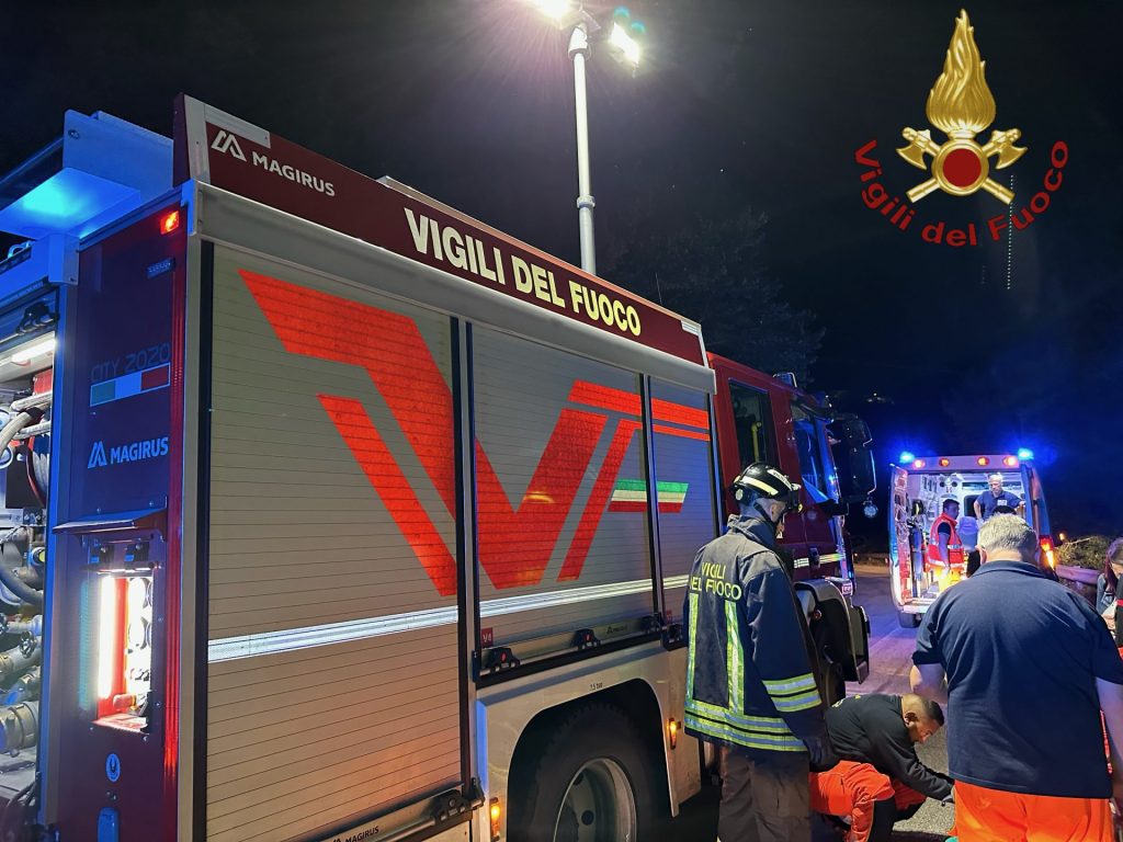 Auto si ribalta, illesa la conducente 5 vigili 4 2