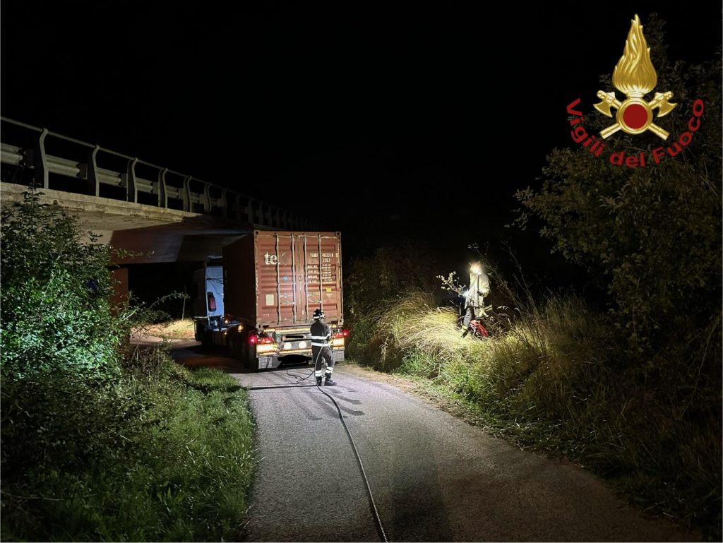 Tir bloccato sotto un cavalcavia, intervengono i vigili del fuoco 1 vigili del fucoo 2