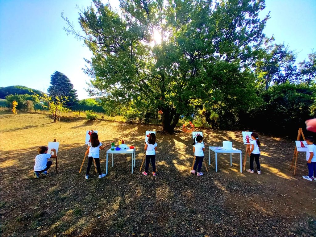 I piccoli alunni dell'Infanzia Spataro fanno attività pittorica all'aperto 11 2 1