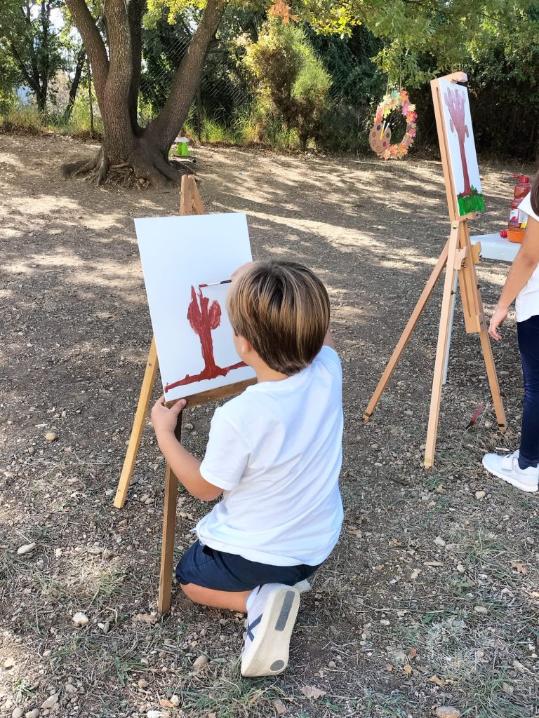 I piccoli alunni dell'Infanzia Spataro fanno attività pittorica all'aperto 6 34