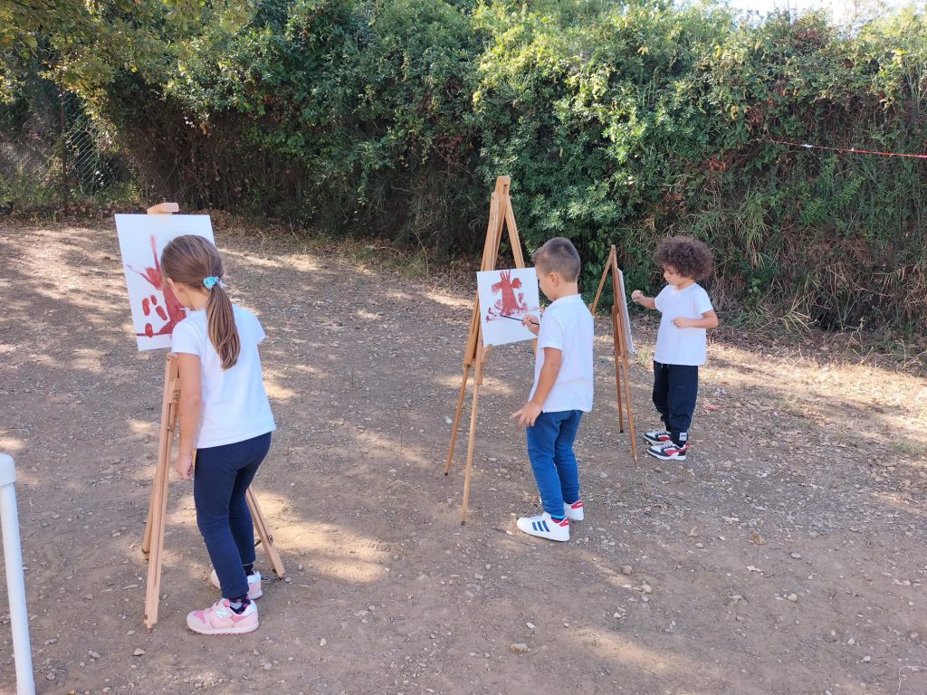 I piccoli alunni dell'Infanzia Spataro fanno attività pittorica all'aperto 5 35