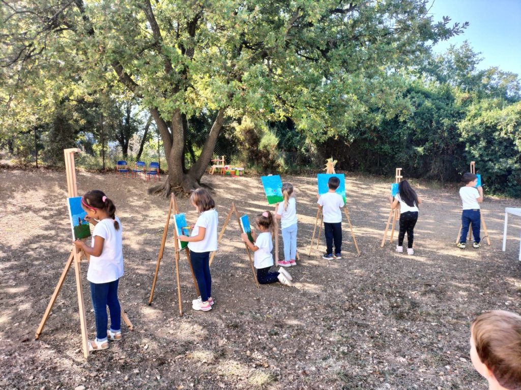 I piccoli alunni dell'Infanzia Spataro fanno attività pittorica all'aperto 4 36