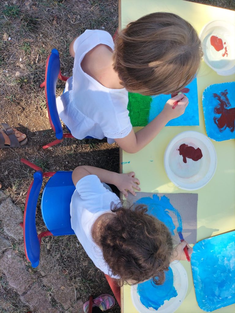 I piccoli alunni dell'Infanzia Spataro fanno attività pittorica all'aperto 10 37
