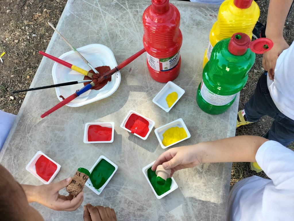 I piccoli alunni dell'Infanzia Spataro fanno attività pittorica all'aperto 9 38