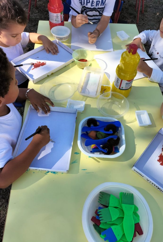I piccoli alunni dell'Infanzia Spataro fanno attività pittorica all'aperto 8 40