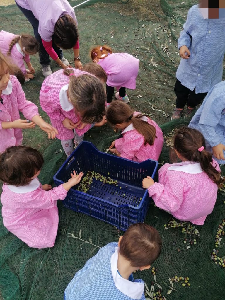 Bambini, genitori e nonni in un'iniziativa all'insegna di natura e tradizione 2 IMG 20231026 112703