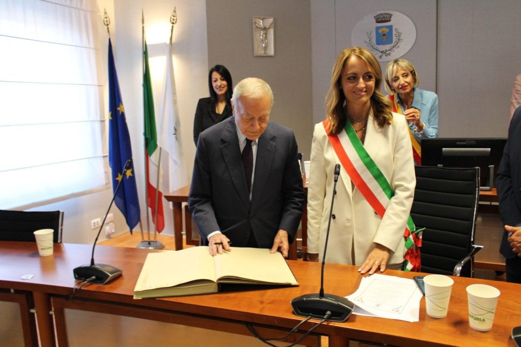 Gianni Letta riceve l'Attestato di Amicizia dal Comune di San Salvo 5 Letta a San Salvo 5