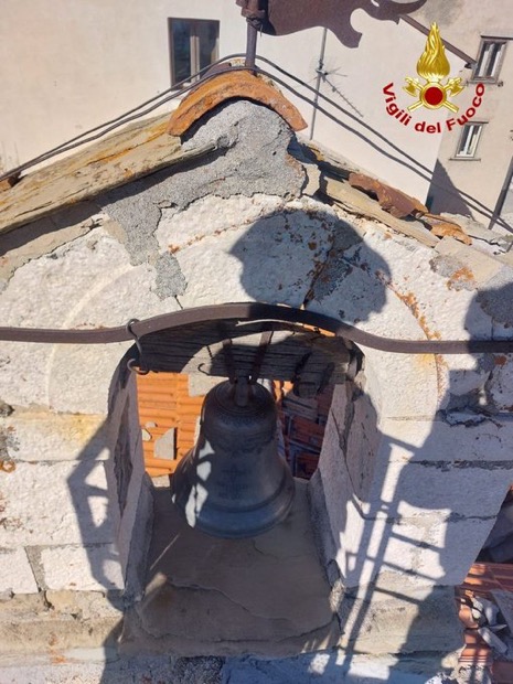 Campana del 1864 recuperata dai vigili del fuoco 2 campana 1