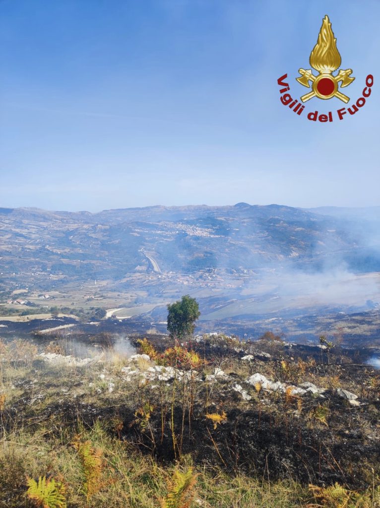 Incendio sterpaglie ad Agnone 4 incendio 4