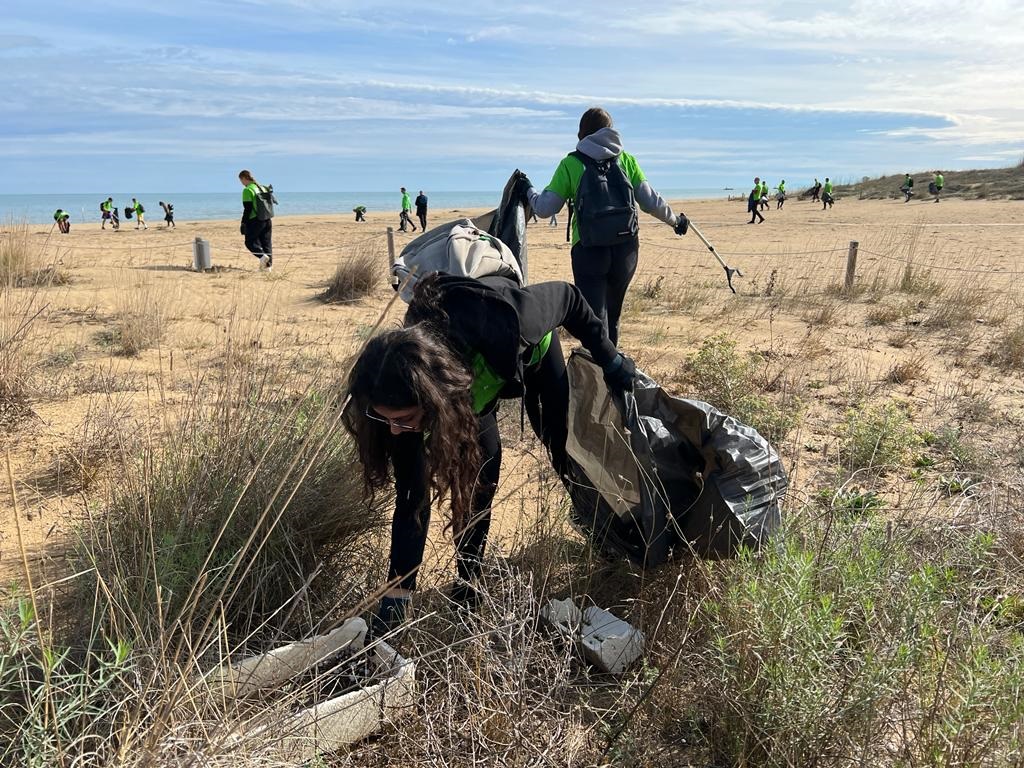 Oltre 590 kg di rifiuti raccolti sulla spiaggia di Vasto 3 plogging 2 ok