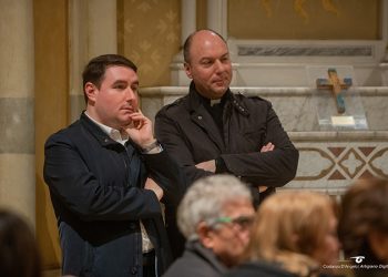 Da sinistra, l'assessore alla Cultura, Nicola Della Gatta, e don Luca Corazzari. Foto di Costanzo D'Angelo