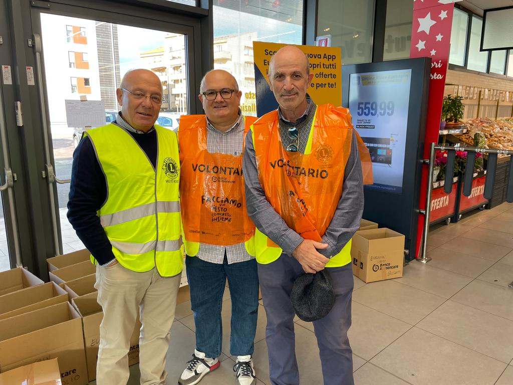 Anche i Lions di Vasto alla Colletta alimentare 6 Lions Vasto Colletta Alimentare 6