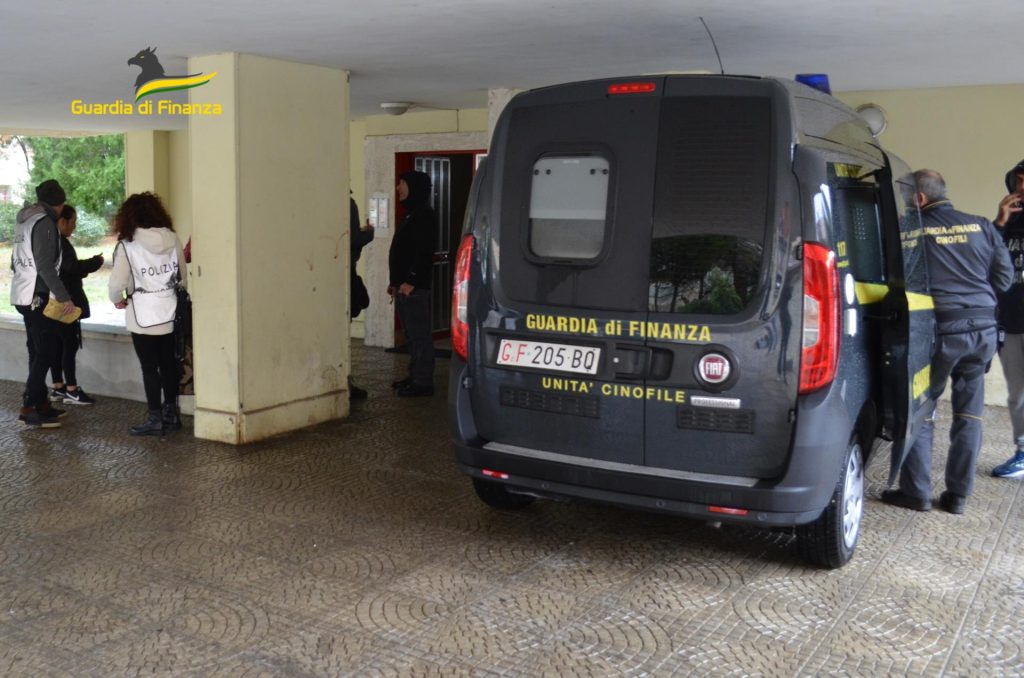 Sequestro di oltre 1 kg di hashish e circa 1 quintale di botti illegali 2 gdf 1 2