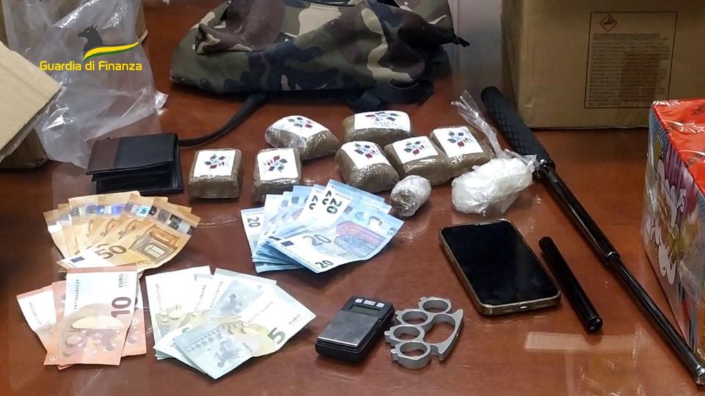 Sequestro di oltre 1 kg di hashish e circa 1 quintale di botti illegali 4 gdf2