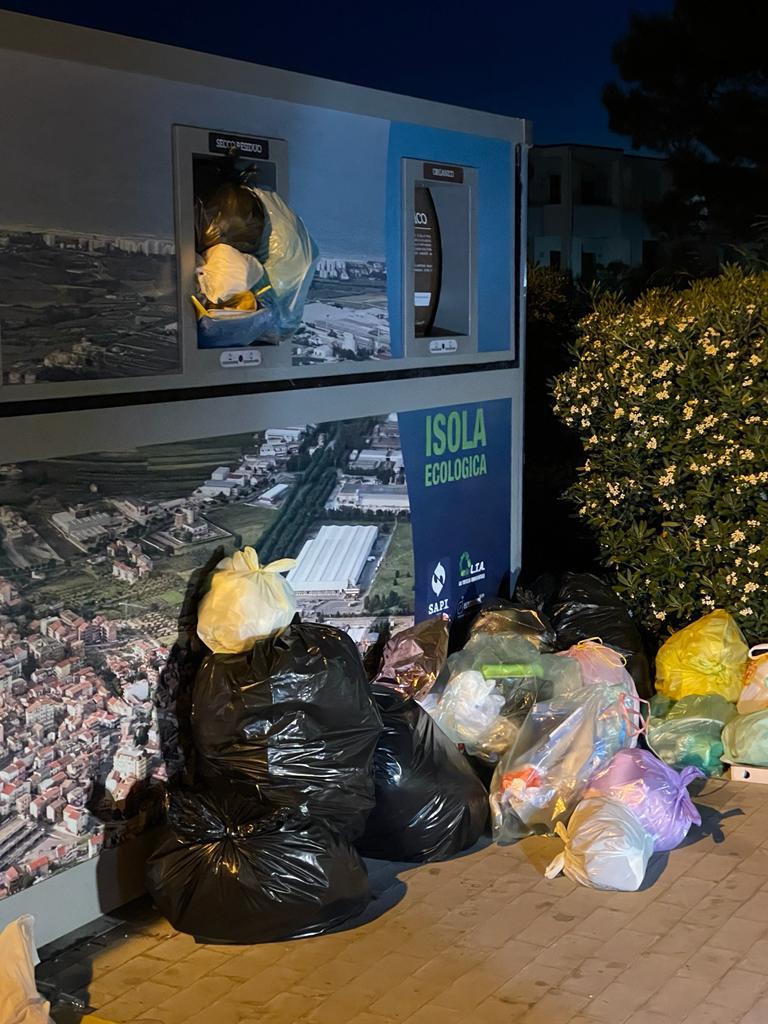 San Salvo intensifica la lotta contro l'abbandono dei rifiuti: in arrivo i primi verbali 2 isola ecologica rifiuti abbandonati