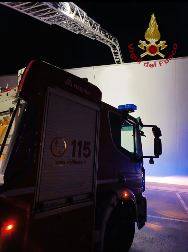 Maltempo in Molise, crolla una palestra scolastica 2 vigili del fuoco 1