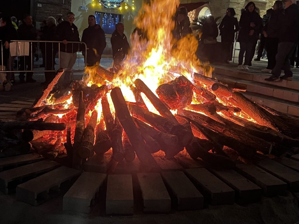 Il tradizionale fuoco di San Tommaso illumina Piazza San Vitale 7 image00006