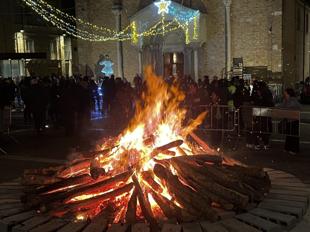 Il tradizionale fuoco di San Tommaso illumina Piazza San Vitale 9 image00008
