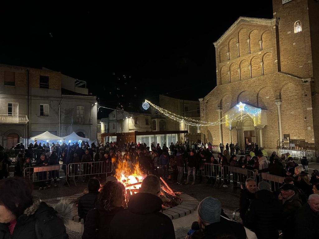 Il tradizionale fuoco di San Tommaso illumina Piazza San Vitale 11 image00010