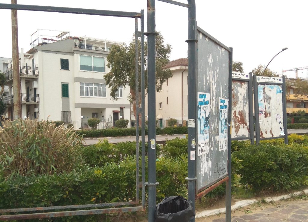 La continua attenzione al “decoro urbano” fa bene al turismo 6 affissioni v. duca abruzzi 1