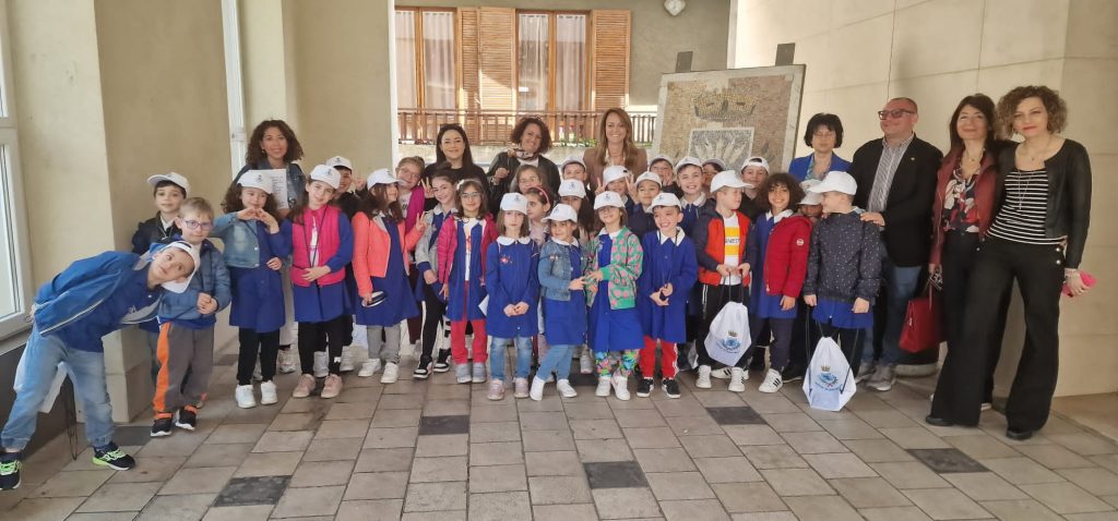 San Salvo, i bambini del Rodari in visita all'anagrafe comunale 3 IMG 20240429 WA0003