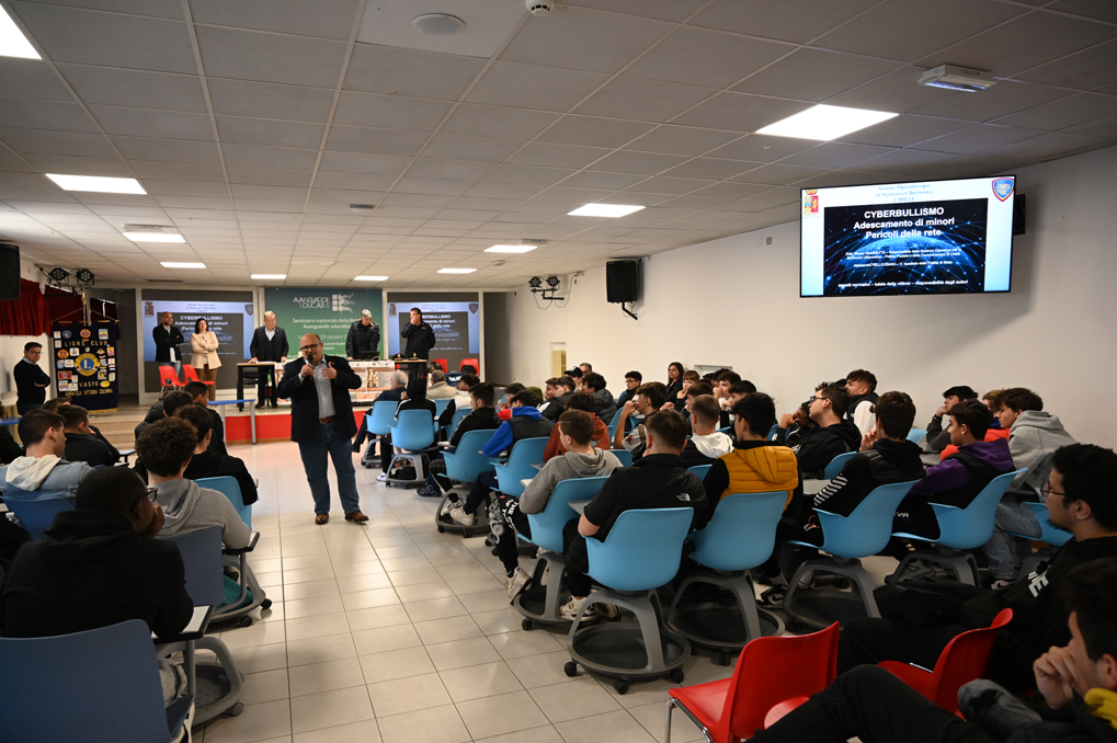 Lions Club Vasto Adriatica Vittoria Colonna e IIS Mattei su bullismo e cyberbullismo 13 Lions Bullismo e Cyberbullismo IIS Mattei Vasto 20240422 026