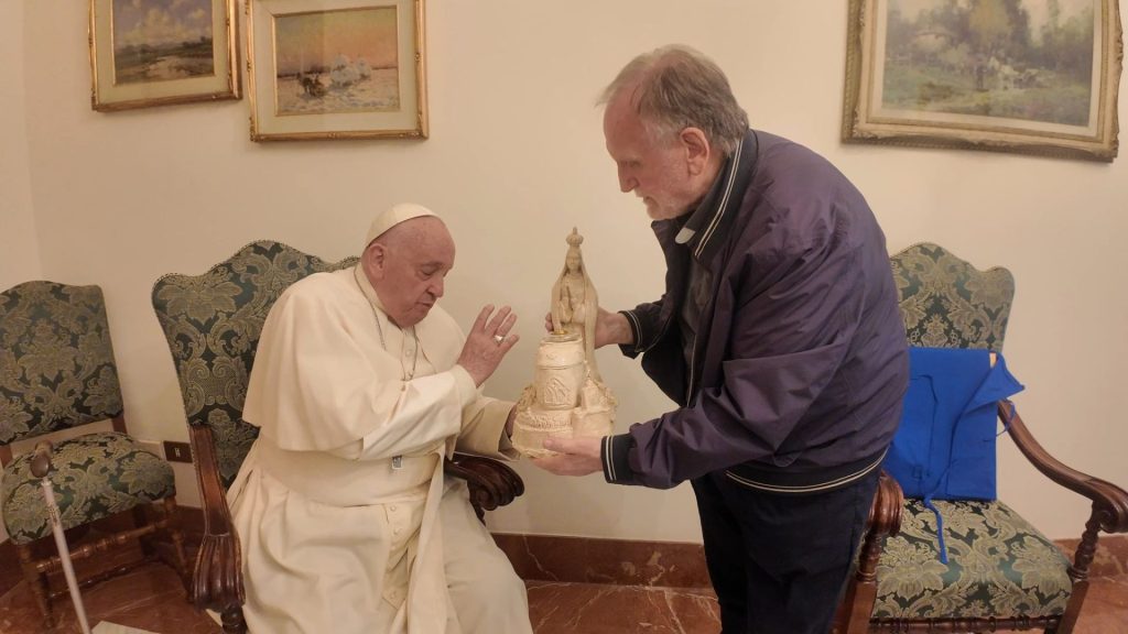 Papa Francesco benedice doni portati da don Benito Giorgetta in occasione pellegrinaggio Madonna di Fatima a Termoli 2