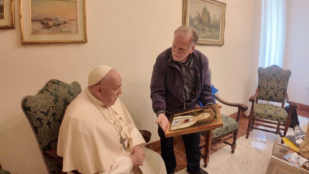 Papa Francesco benedice doni portati da don Benito Giorgetta in occasione pellegrinaggio Madonna di Fatima a Termoli 4