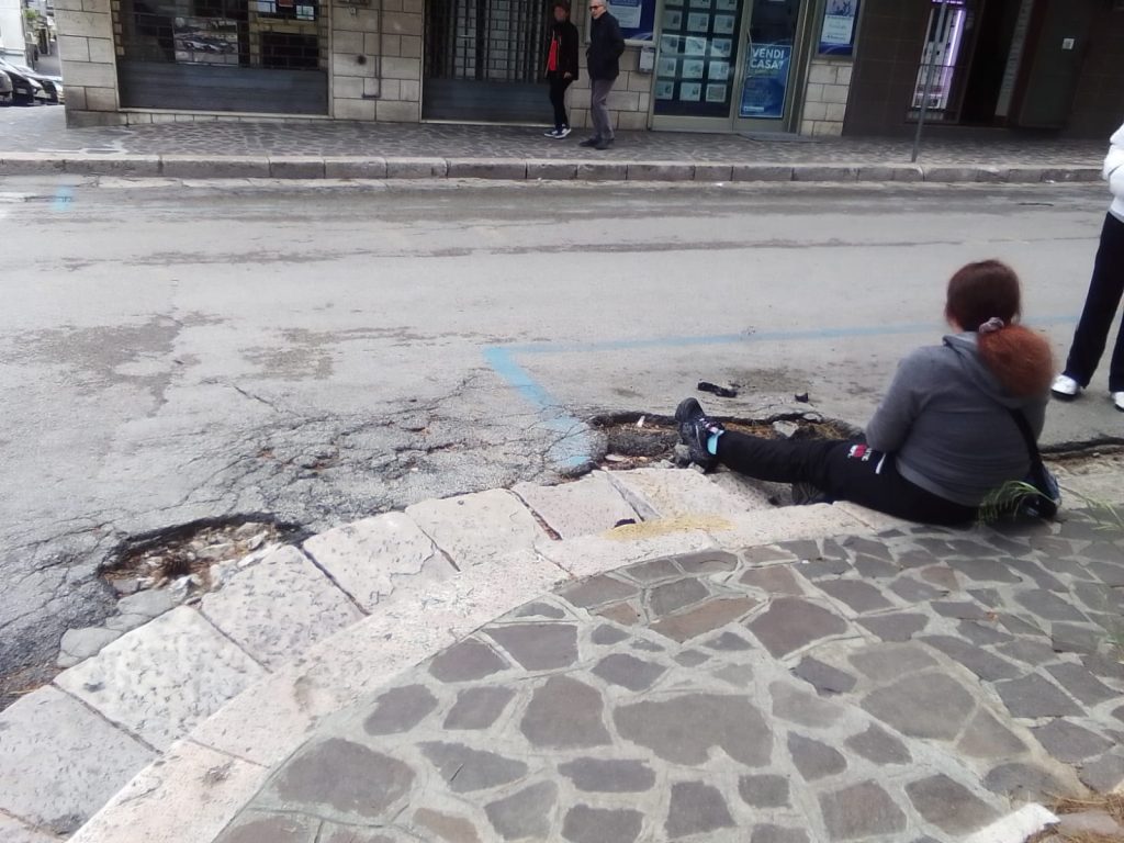Vasto, donna cade in una buca: transenne in viale D’Annunzio 2 viale dannunzio buche 1