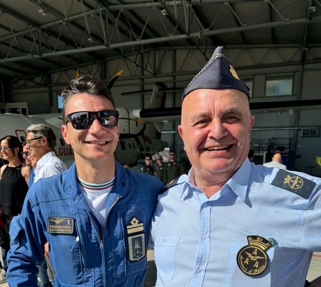AAA Vasto accoglie le Frecce Tricolori all'Aeroporto d'Abruzzo 4 7 Pres AAA Vasto con Capo Formazione Frecce Tricolori