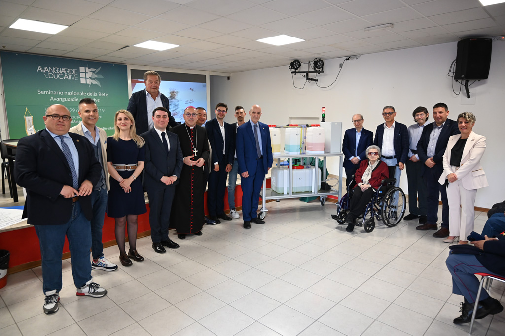 Premio Mario Molino: donato dalla famiglia dell'ingegnere un macchinario agli studenti dell''IIS Mattei di Vasto 13 Premio Mario Molino 20240525 013