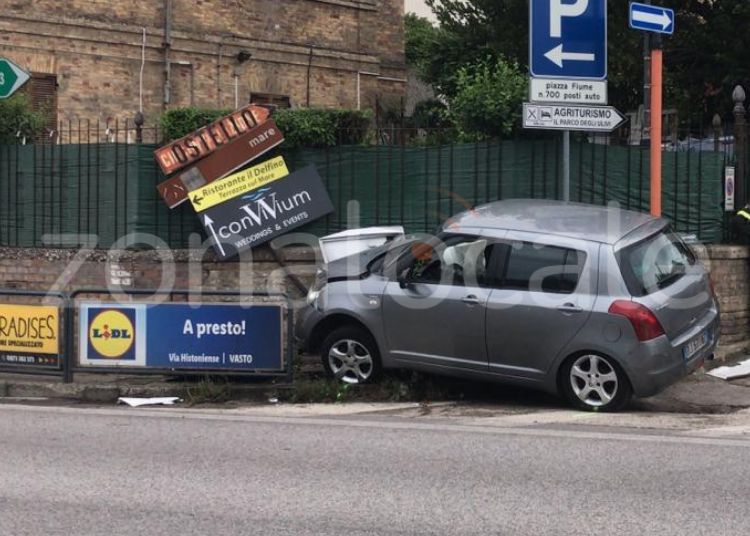Vasto, auto sbanda e finisce contro un muro: feriti due turisti 1 Progetto senza titolo 2024 05 25T164625.230