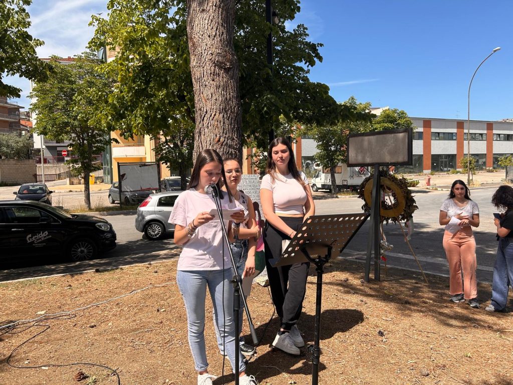 "Il tempo del noi", inaugurata nel quartiere San Paolo l'opera degli studenti del Pàntini-Pudente dedicata a Lea Garofalo 10 STUDENTESSE