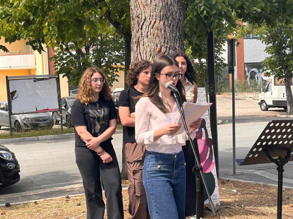 "Il tempo del noi", inaugurata nel quartiere San Paolo l'opera degli studenti del Pàntini-Pudente dedicata a Lea Garofalo 9 STUDENTESSE 2