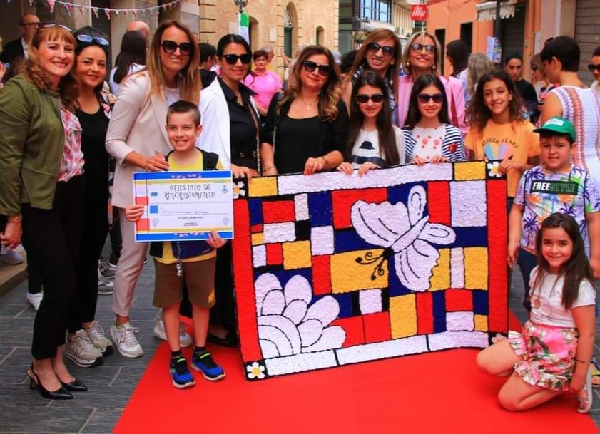 Successo della quarta edizione dell'Infiorata all'uncinetto di San Salvo 12 primaria SantAntonio