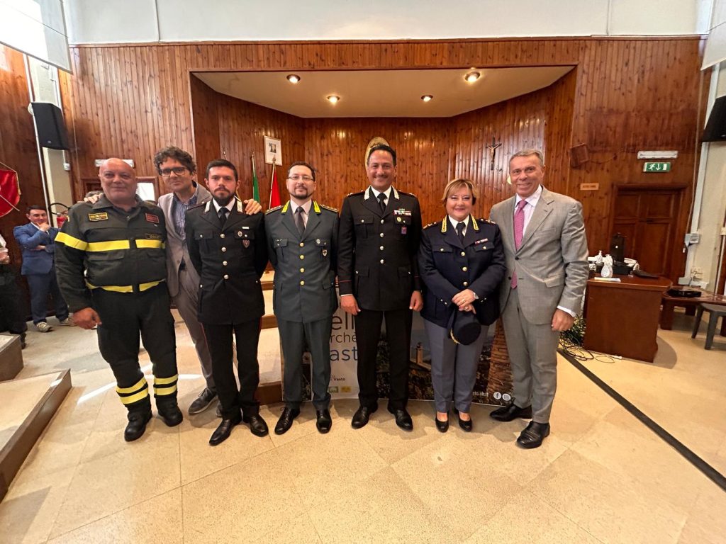 Vasto saluta il Comandante Domenico Signa 3 signa gruppo con Presidente del Tribunale