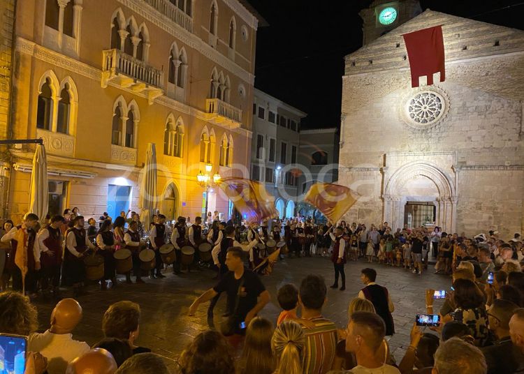 Vasto, la magia del Toson d’Oro illumina la città: oltre cento figuranti in corteo 2 1 3