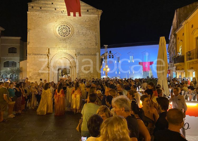 Vasto, la magia del Toson d’Oro illumina la città: oltre cento figuranti in corteo 4 3 3