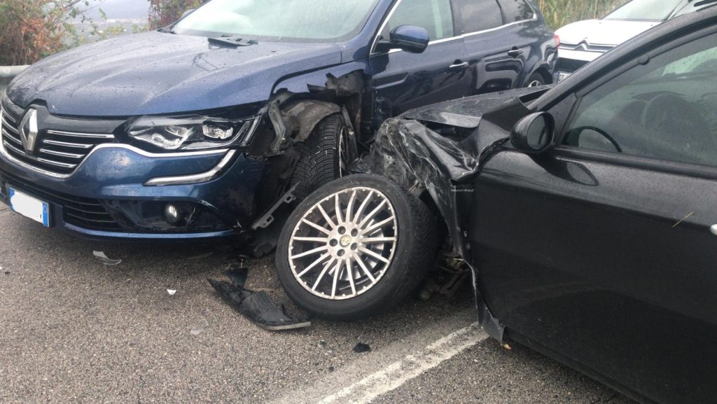 Incidente tra tre auto sulla strada tra Cupello e Vasto: un ferito, traffico bloccato 2 scontro vasto cupello 1