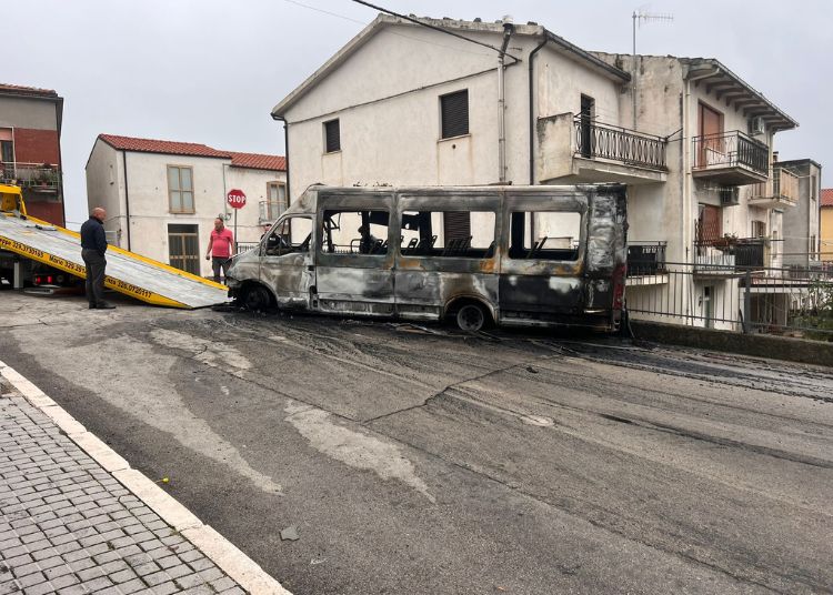 Autobus scolastico in fiamme a San Felice del Molise 2 1 1