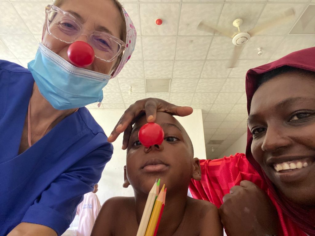 Missione sanitaria e clownterapia, la dottoressa Giuliana Santoponte in Tanzania 7 1a