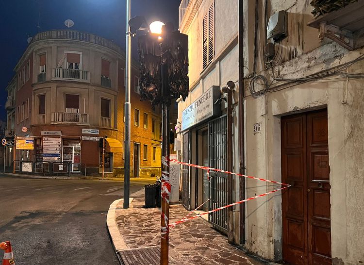 Vasto, auto in fiamme: distrutti semaforo e insegna su Corso Mazzini 4 4 6