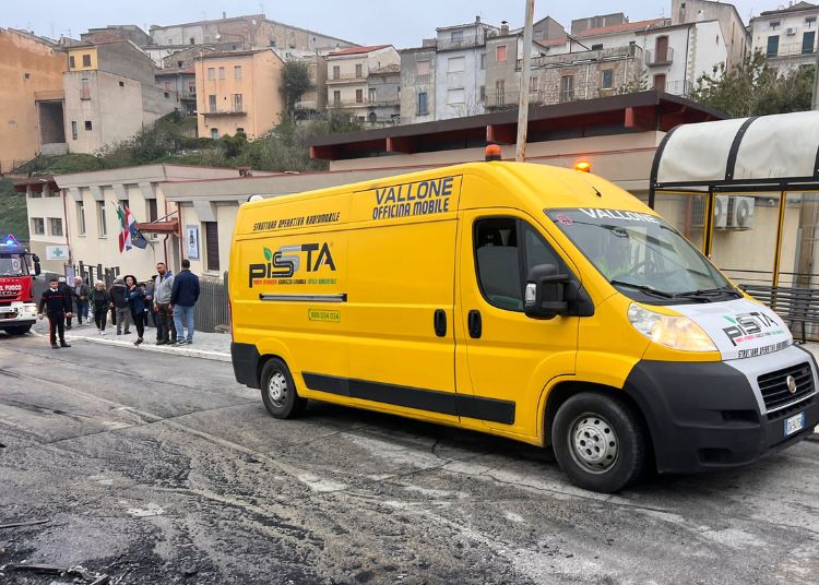 Autobus scolastico in fiamme a San Felice del Molise 6 5 1