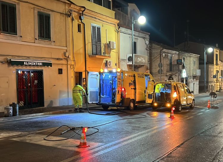 Vasto, auto in fiamme: distrutti semaforo e insegna su Corso Mazzini 6 6 3