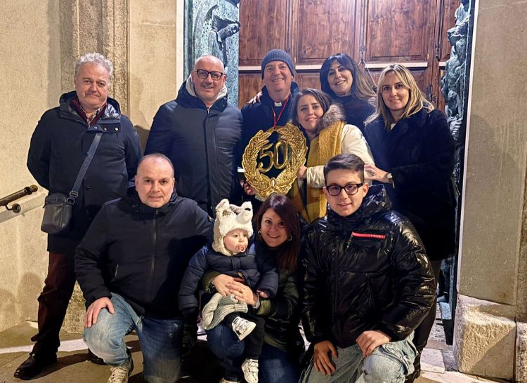 Cupello, il Presepe Vivente unisce il paese: successo per la prima edizione 1 Lamministrazione comunale con don Nicola Florio