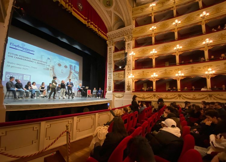 "Futuri Possibili": il Teatro Marrucino gremito per l'evento di Abruzzo Giovani con Valentina Boschetto Doorly 5 1 3