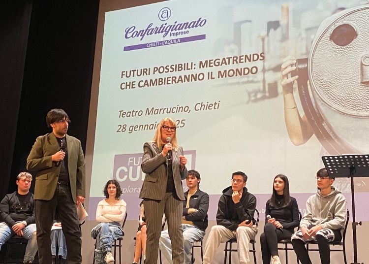 "Futuri Possibili": il Teatro Marrucino gremito per l'evento di Abruzzo Giovani con Valentina Boschetto Doorly 2 4 4