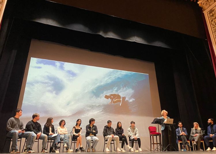 "Futuri Possibili": il Teatro Marrucino gremito per l'evento di Abruzzo Giovani con Valentina Boschetto Doorly 3 5 1